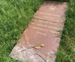 Tulips on the monument to Kherson’s Heroes and Patriots who gave their lives for the peace, territorial unity, and independence of Ukraine. In April 2022, the monument was destroyed and removed from the Park of Glory to an abandoned Zabalkivske cemetery. Photo credit: Mykola Homaniuk